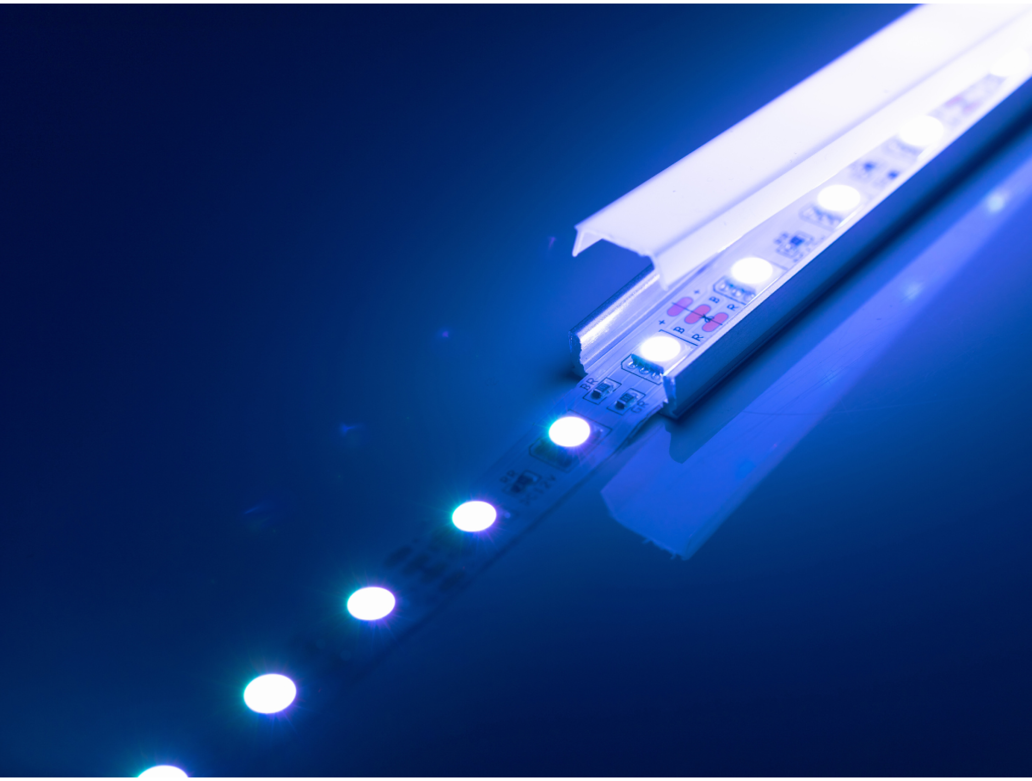 Как выбрать профиль для LED ленты, чтобы свет выглядел аккуратно и не слепил глаза