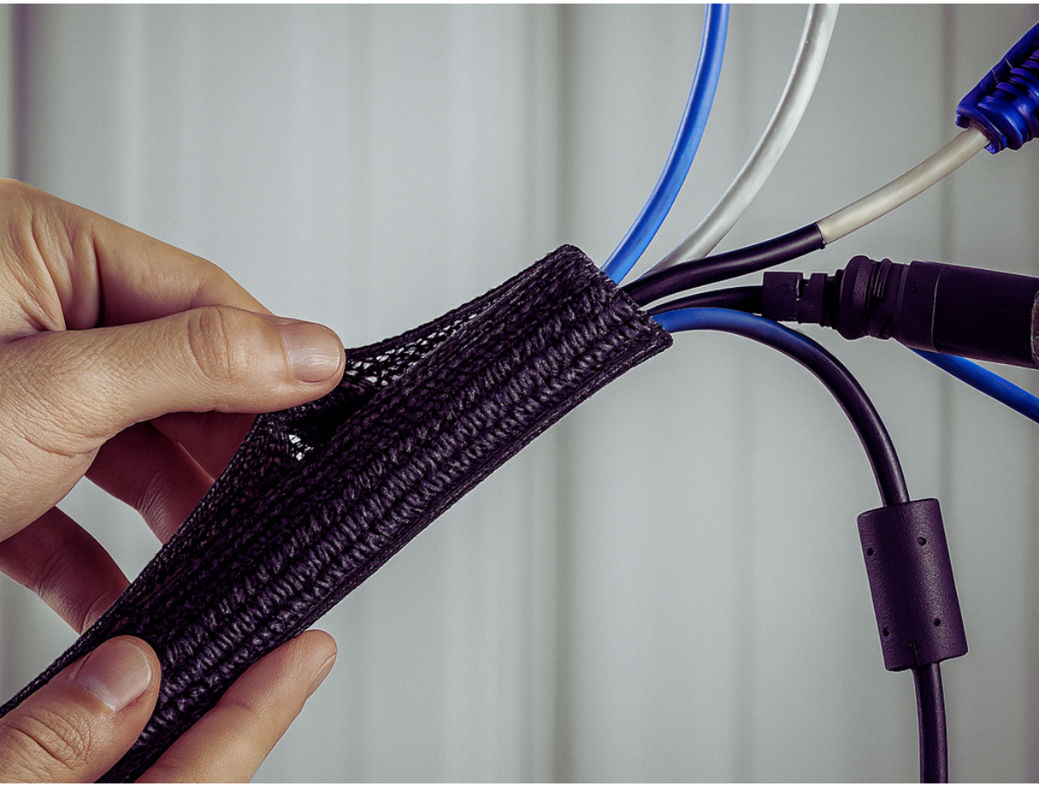 Как навести порядок в проводах за несколько минут без инструмента и демонтажа кабелей 