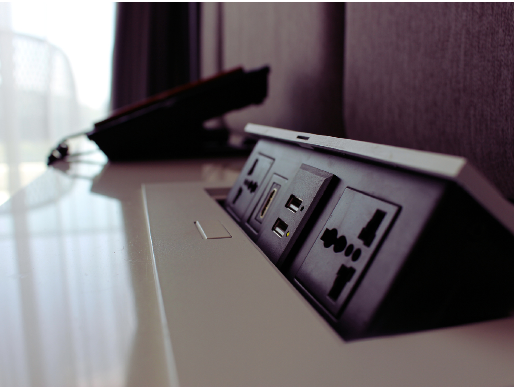 Как скрыть розетки и избавиться от проводов на полу и столе