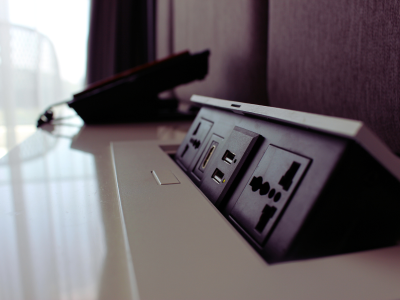 Як приховати розетки й позбутися проводів на підлозі та столі