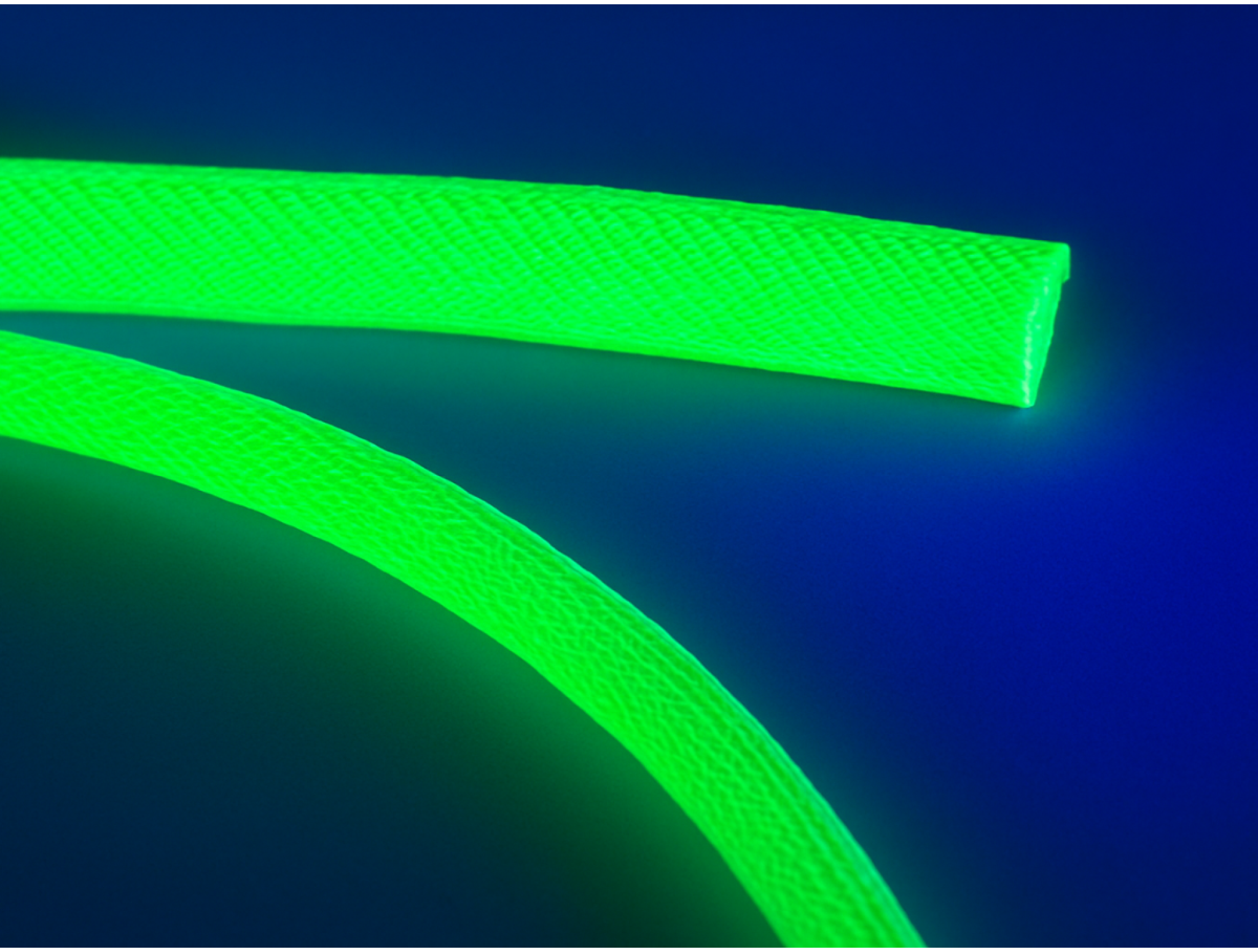 Прикрашаємо проводи до свят: світловідбивні, неонові та дизайнерські обплетення