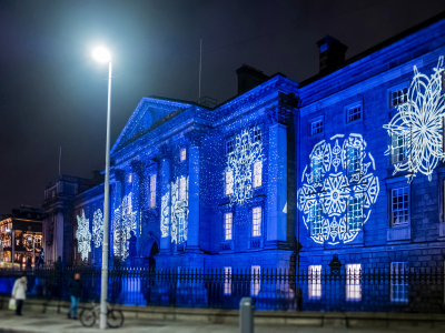 Як прикрасити приміщення і фасад світлом: святкові ідеї з проєкторами та LED-стрічками