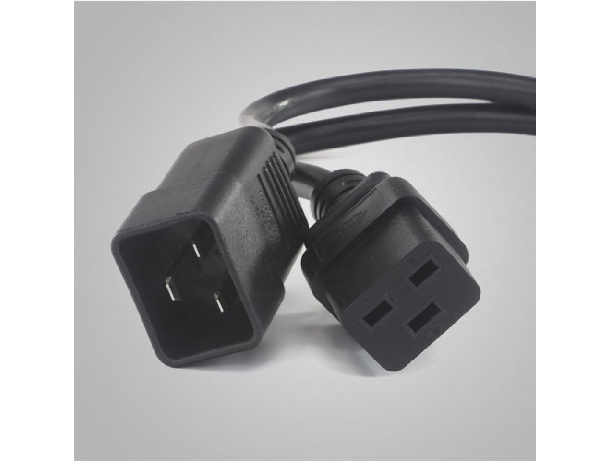 В чем разница между вилками питания IEC — C13, C14, C19 и C20