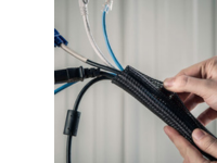 багато проводів згрупованих в чорному кабельному обплетенню