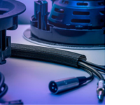 группировка проводов с помощью чёрной кабельной оплётки 