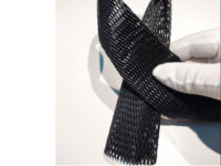 чёрная нейлоновая оплётка для проводов в руке