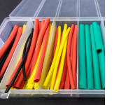 багато різнокольорових силіконових термозбіжних трубок у контейнері