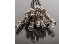 фото многих кабелей с коаксиальными разъёмами на сером фоне