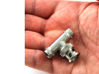 фото коаксиального разъёма на мужской ладони