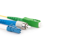 фото трьох різних типів оптичних роз'ємів на білому фоні 