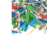 фото багатьох типів оптичних роз'ємів на білому фоні 