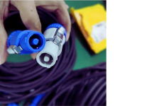 фото роз'ємів POWERCON в руках