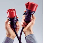 фото красных разъёмов СЕЕ на кабеле в руках 