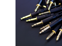 много аудиоразъёмов позолоченых на синем фоне