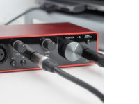 разъём JACK, подключённый к устройству