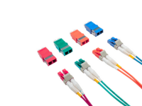 фото разъёмов LC разноцветных на белом фоне