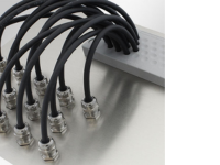 фото нескольких подключённых металлических кабельных вводов