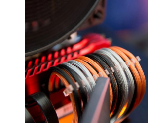 фото різнокольорового кабельного обплетення 