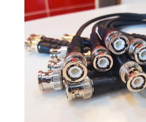 фото коаксіальних кабелів на столі