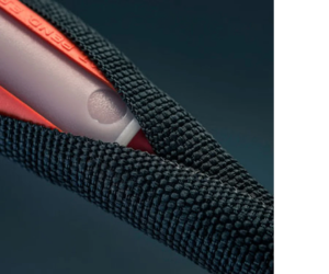 фото чорного кабельного обплетення, що самозакривається