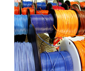 фото великої кількості кабельних котушок з проводами різних кольорів фото великої кількості кабельних котушок з проводами різних кольорів