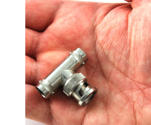 фото кабельного роз'єму на долоні фото кабельного роз'єму на долоні