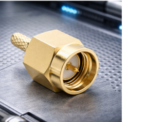фото позолоченного разъёма SMA крупным планом