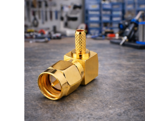 позолоченный угловой SMA разъём крупным планом