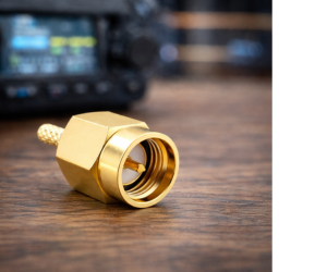 SMA-разъём на фоне аппаратуры 