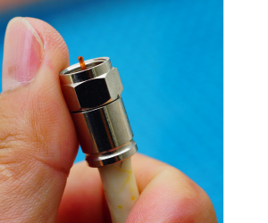 коаксіальний роз'єм в руці