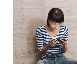 девушка заряжает телефон