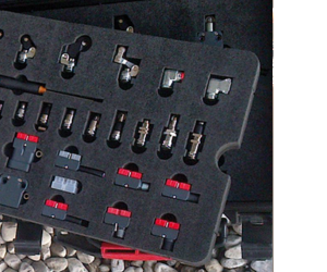 защитный кейс с порезанной кубической пеной 