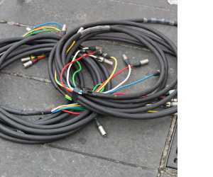 кабелі на вулиці 