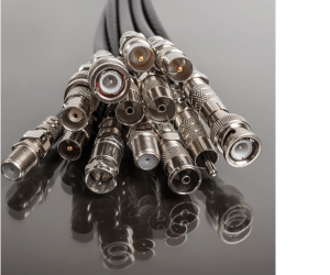 багато коаксіальних кабелів на сірому столі