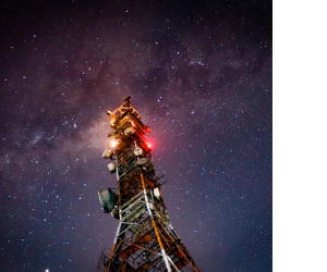 вежа зв'язку на фоні зоряного неба