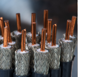 чорні коаксіальні кабелі в купі в розрізі