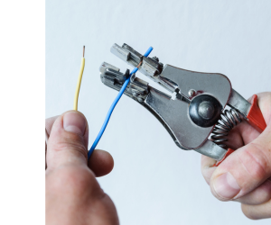 використання інструменту для обжиму