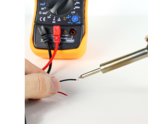 перевірка полярності мультиметром