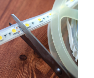 обрізання лед стрічки по міткам ножницями