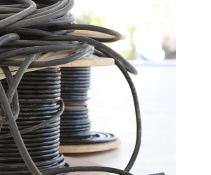 кабельні котушки з чорними кабелями