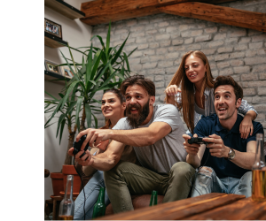 компания играет в приставку