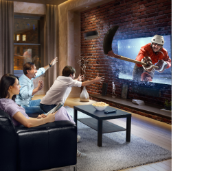 семья смотрит телевизор дома