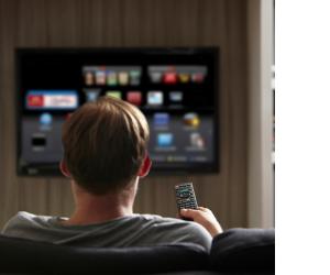 мужчина смотрит ютуб на домашнем телевизоре мужчина смотрит ютуб на домашнем телевизоре