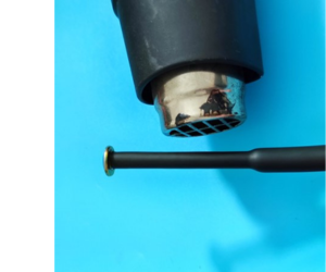 процес монтажу силіконової термозбіжної трубки на блакитному фоні