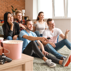 компания смотрит телевизор со стандартом HDMI 2.2