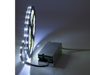 лед стрічка приєднана до блоку живлення