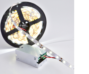 лед стрічка приєднана до драйвера з блоком живлення