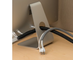 фото рабочего стола с организованной проводкой 