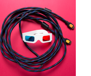 фото HDMI кабеля для домашнего кинотеатра на розовом фоне