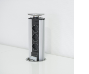 фото установленной встроенной в стол розетки